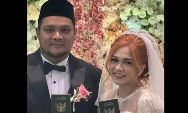 Virgoun dan Istri Klarifikasi Pernyataan Keluarga, Minta Maaf ke Mantan Suami Lindi Virgoun dan Istri Klarifikasi Pernyataan Keluarga, Minta Maaf ke Mantan Suami Lindi