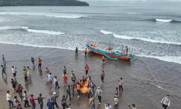 Wisatawan Asal Garut Meninggal Usai Digulung Ombak di Pantai Madasari, Pangandaran