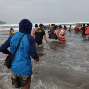 Wisatawan Tewas Setelah Digulung Ombak di Pantai Madasari Pangandaran