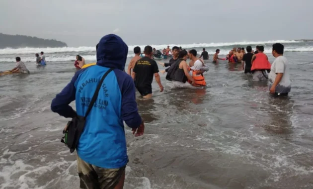 Wisatawan Tewas Setelah Digulung Ombak di Pantai Madasari Pangandaran