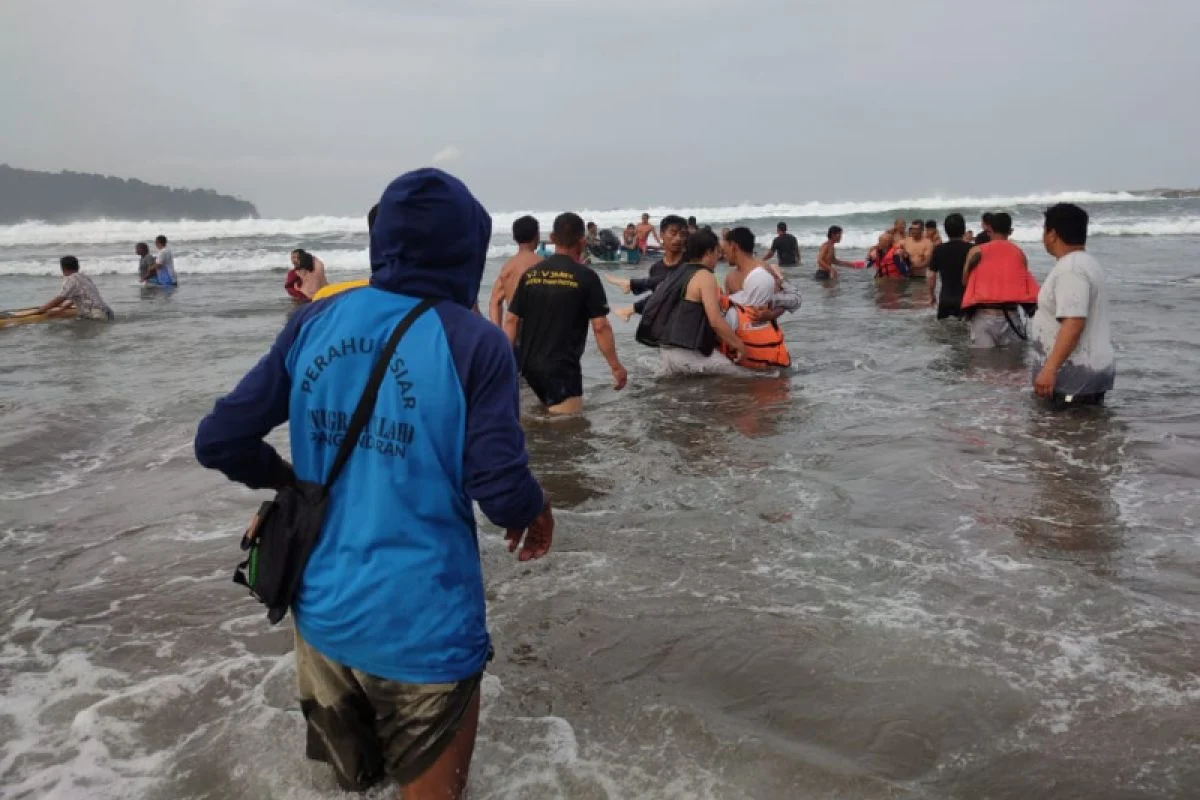 Wisatawan Tewas Setelah Digulung Ombak di Pantai Madasari Pangandaran