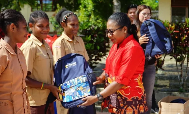 Wujudkan Generasi Unggul, Bank Mandiri Bagikan Ribuan Paket Buku Melalui Mandiri Peduli Sekolah