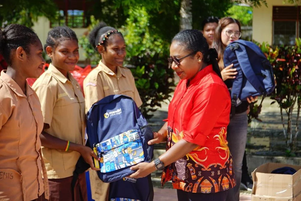 Wujudkan Generasi Unggul, Bank Mandiri Bagikan Ribuan Paket Buku Melalui Mandiri Peduli Sekolah