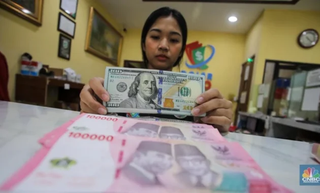 Yang Tersenyum Saat Rupiah Ambruk Yang Tersenyum Saat Rupiah Ambruk