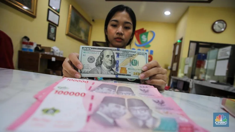 Yang Tersenyum Saat Rupiah Ambruk