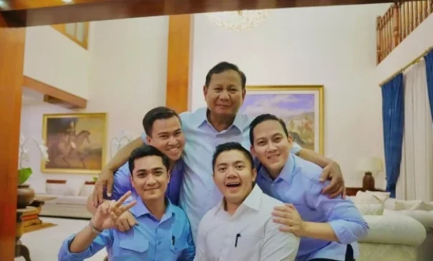 25 Tahun Dekat dengan Prabowo, Hotman Paris Ungkap Alasan Wajarnya Posisi Seskab Teddy 25 Tahun Dekat dengan Prabowo, Hotman Paris Ungkap Alasan Wajarnya Posisi Seskab Teddy