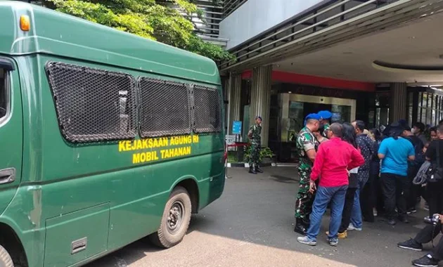 A Day in Dadan Hindayana's Life: Kemarin Turun Jabatan, Hari Ini Naik Mobil Tahanan
