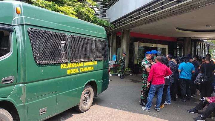 A Day in Dadan Hindayana's Life: Kemarin Turun Jabatan, Hari Ini Naik Mobil Tahanan