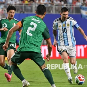 Aljazair Ajukan Protes Resmi ke FIFA: Messi Harusnya Dapat Kartu Merah