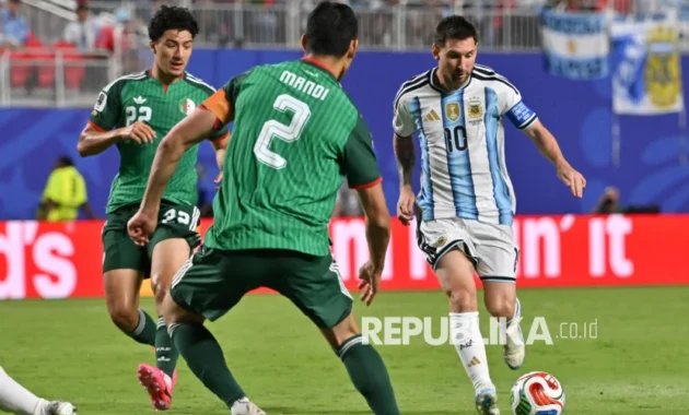Aljazair Ajukan Protes Resmi ke FIFA: Messi Harusnya Dapat Kartu Merah