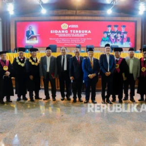 Angkat Kesenjangan Tenaga Medis Daerah, Wakil Ketua Komisi VIII DPR RI Sabet Gelar Doktoral