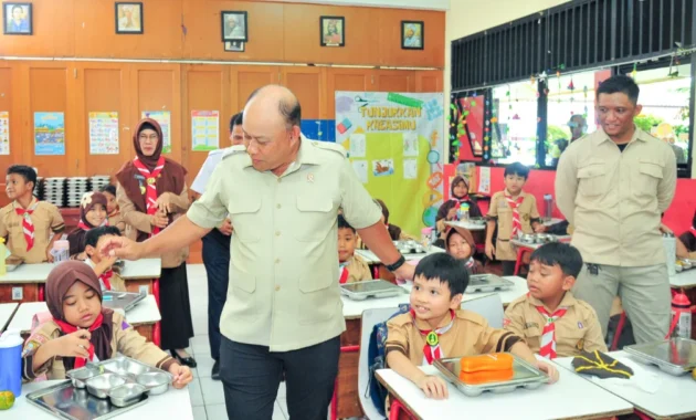 BGN Kaji Ulang Penerima Manfaat, Buka Opsi Siswa SMA Kalangan Mampu Tak Dapat MBG BGN Kaji Ulang Penerima Manfaat, Buka Opsi Siswa SMA Kalangan Mampu Tak Dapat MBG