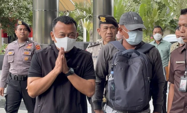 Bupati Muara Enim Edison Tiba di KPK Usai Terjaring Operasi Tangkap Tangan (OTT) Bupati Muara Enim Edison Tiba di KPK Usai Terjaring Operasi Tangkap Tangan (OTT)