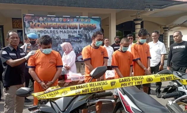 Buron Kasus Pencurian Kendaraan Bermotor Tewas Tertembak, Istri Histeris Saat Jenazah Dipulangkan Buron Kasus Pencurian Kendaraan Bermotor Tewas Tertembak, Istri Histeris Saat Jenazah Dipulangkan