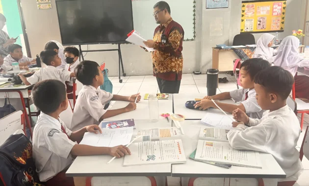 Butuh 900 Ribu Guru, Kemendikdasmen Siapkan Langkah Besar!