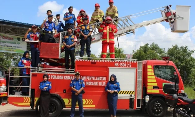 Damkar Kirim 100 Personil dan 33 Mobil Pemadam untuk Padamkan Kebakaran di Kemayoran, Jakarta