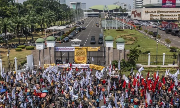 Demo "Indonesia Gawat Darurat" di DPR, Mahasiswa Kritik Makan Bergizi Gratis hingga Militer ke Ranah Sipil Demo "Indonesia Gawat Darurat" di DPR, Mahasiswa Kritik Makan Bergizi Gratis hingga Militer ke Ranah Sipil