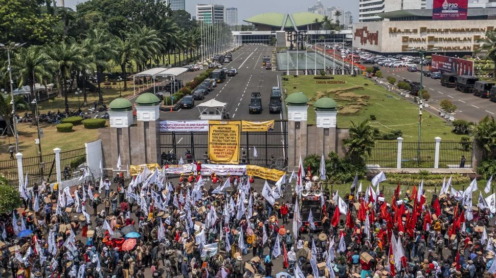 Demo "Indonesia Gawat Darurat" di DPR, Mahasiswa Kritik Makan Bergizi Gratis hingga Militer ke Ranah Sipil