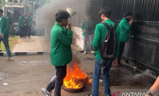 Demo Mahasiswa di DPR Memanas: Mulai Lakukan Aksi Pembakaran