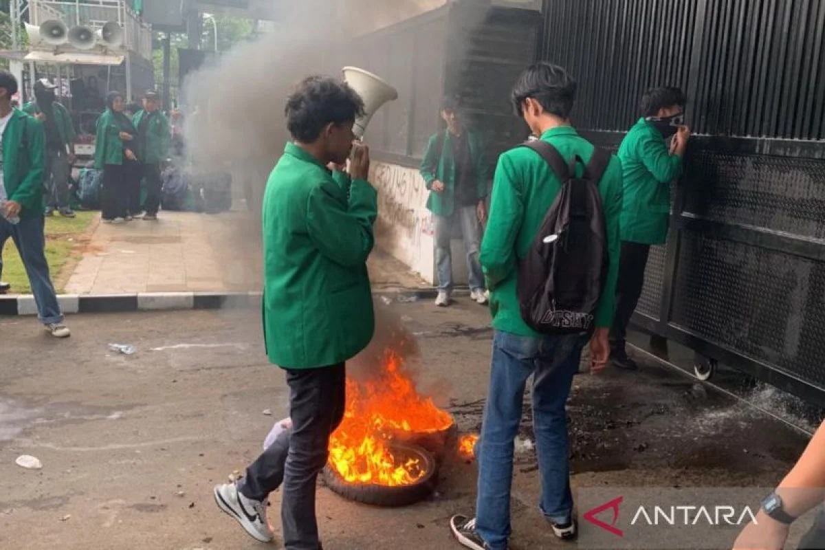 Demo Mahasiswa di DPR Memanas: Mulai Lakukan Aksi Pembakaran