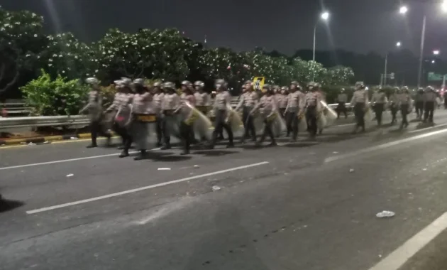 Demo Mahasiswa di Sudirman-Thamrin Bubarkan Diri, Jalur Protokol Mulai Dibuka Setengah Demo Mahasiswa di Sudirman-Thamrin Bubarkan Diri, Jalur Protokol Mulai Dibuka Setengah