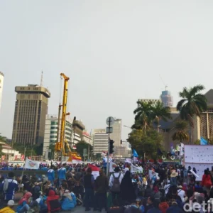 Demo Mahasiswa di Sudirman-Thamrin Memanas hingga Malam, Massa Desak Pihak Istana Datang