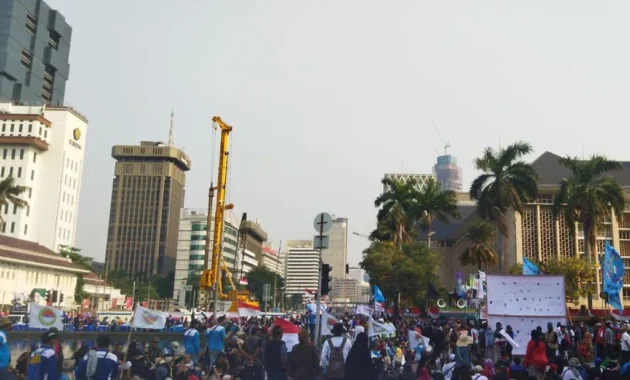 Demo Mahasiswa di Sudirman-Thamrin Memanas hingga Malam, Massa Desak Pihak Istana Datang Demo Mahasiswa di Sudirman-Thamrin Memanas hingga Malam, Massa Desak Pihak Istana Datang