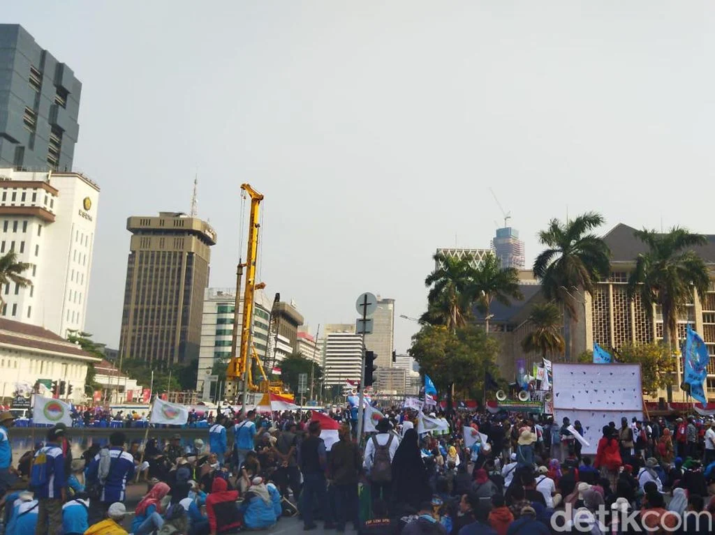 Demo Mahasiswa di Sudirman-Thamrin Memanas hingga Malam, Massa Desak Pihak Istana Datang