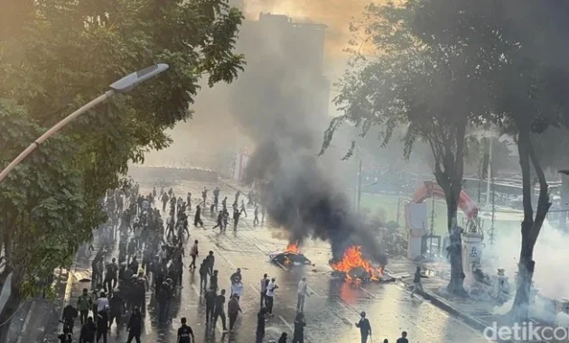 Demo Ricuh di Grahadi Surabaya, Belasan Pendemo Diduga Provokator Ditangkap