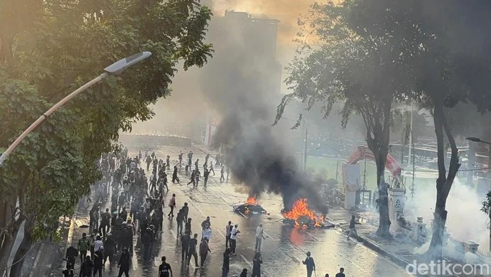 Demo Ricuh di Grahadi Surabaya, Belasan Pendemo Diduga Provokator Ditangkap