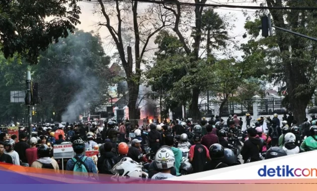 Demonstrasi Ratusan Mahasiswa di Depan Gedung DPRD Jabar Memanas Demonstrasi Ratusan Mahasiswa di Depan Gedung DPRD Jabar Memanas