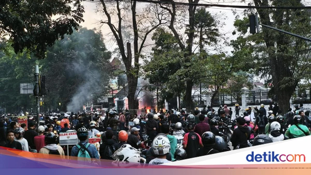 Demonstrasi Ratusan Mahasiswa di Depan Gedung DPRD Jabar Memanas