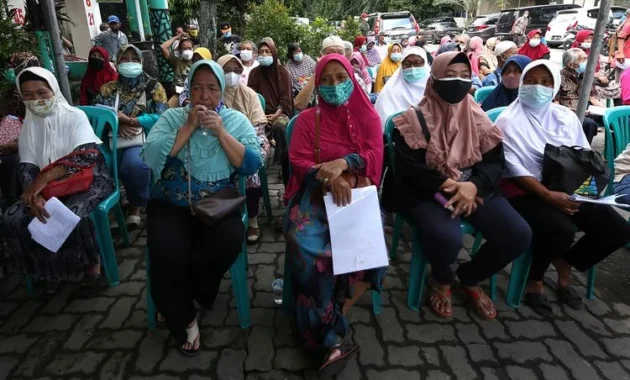 Di Ujung Data, Ada Manusia: Kisah Lansia di Balai RW Surabaya Di Ujung Data, Ada Manusia: Kisah Lansia di Balai RW Surabaya