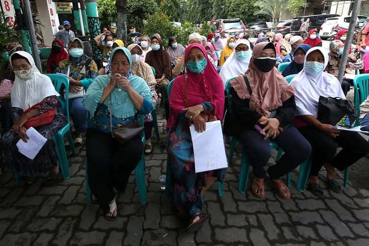 Di Ujung Data, Ada Manusia: Kisah Lansia di Balai RW Surabaya