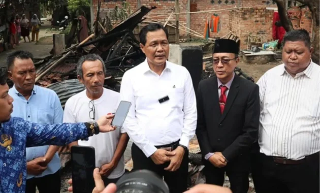 Ditahan KPK, Bupati Muara Enim Edison Bungkam Saat Kenakan Rompi Tahanan dengan Tangan Diborgol Ditahan KPK, Bupati Muara Enim Edison Bungkam Saat Kenakan Rompi Tahanan dengan Tangan Diborgol