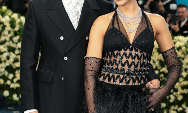 Dua Lipa Resmi Menikah dengan Callum Turner, Busana Haute Couture Memukau & Rencana Pesta Mewah Tiga Hari di Sisilia! Dua Lipa Resmi Menikah dengan Callum Turner, Busana Haute Couture Memukau & Rencana Pesta Mewah Tiga Hari di Sisilia!