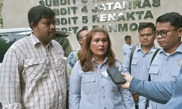 Feri Amsari Diperiksa Penyidik Polda Metro Jaya, Dicecar 25 Pertanyaan Terkait Laporan Dugaan Penghasutan Feri Amsari Diperiksa Penyidik Polda Metro Jaya, Dicecar 25 Pertanyaan Terkait Laporan Dugaan Penghasutan