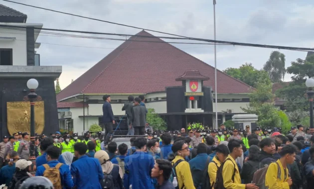 Gedung DPR Dikepung Ratusan Mahasiswa, Desak Prabowo-Gibran Mundur dan Serukan Reformasi Jilid II