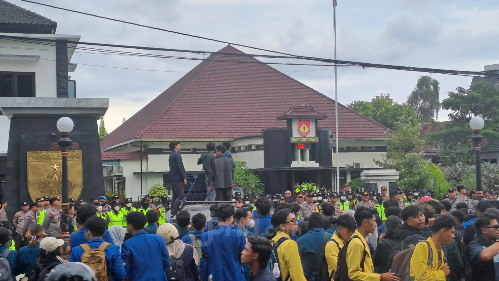 Gedung DPR Dikepung Ratusan Mahasiswa, Desak Prabowo-Gibran Mundur dan Serukan Reformasi Jilid II