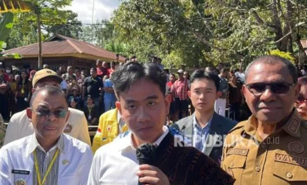 Gibran Naik Motor Sendiri Saat Kunjungan ke Agats Asmat, Diteriaki 'Jokowi Muda'