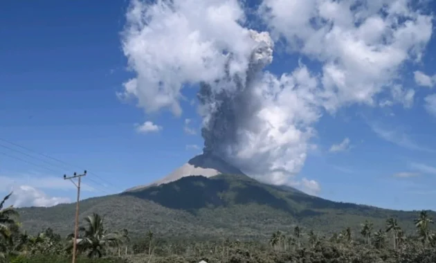 Gunung Lewotobi Laki‑Laki Semburkan Abu Setinggi 1,5 Kilometer Gunung Lewotobi Laki‑Laki Semburkan Abu Setinggi 1,5 Kilometer