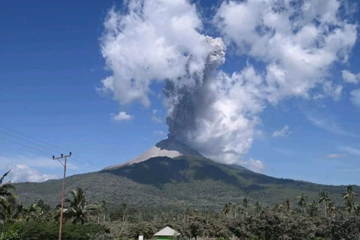 Gunung Lewotobi Laki‑Laki Semburkan Abu Setinggi 1,5 Kilometer
