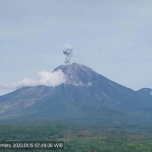 Gunung Semeru Erupsi dengan Letusan Setinggi 900 Meter