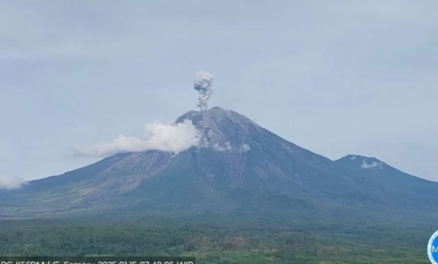 Gunung Semeru Erupsi dengan Letusan Setinggi 900 Meter Gunung Semeru Erupsi dengan Letusan Setinggi 900 Meter