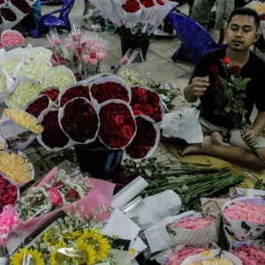 Harga Bunga Mawar di Pasar Rawa Belong Melonjak Tajam