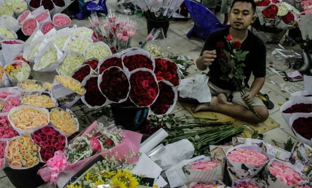 Harga Bunga Mawar di Pasar Rawa Belong Melonjak Tajam Harga Bunga Mawar di Pasar Rawa Belong Melonjak Tajam