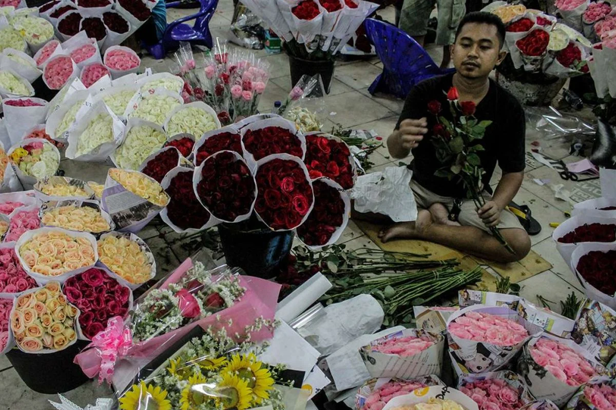 Harga Bunga Mawar di Pasar Rawa Belong Melonjak Tajam