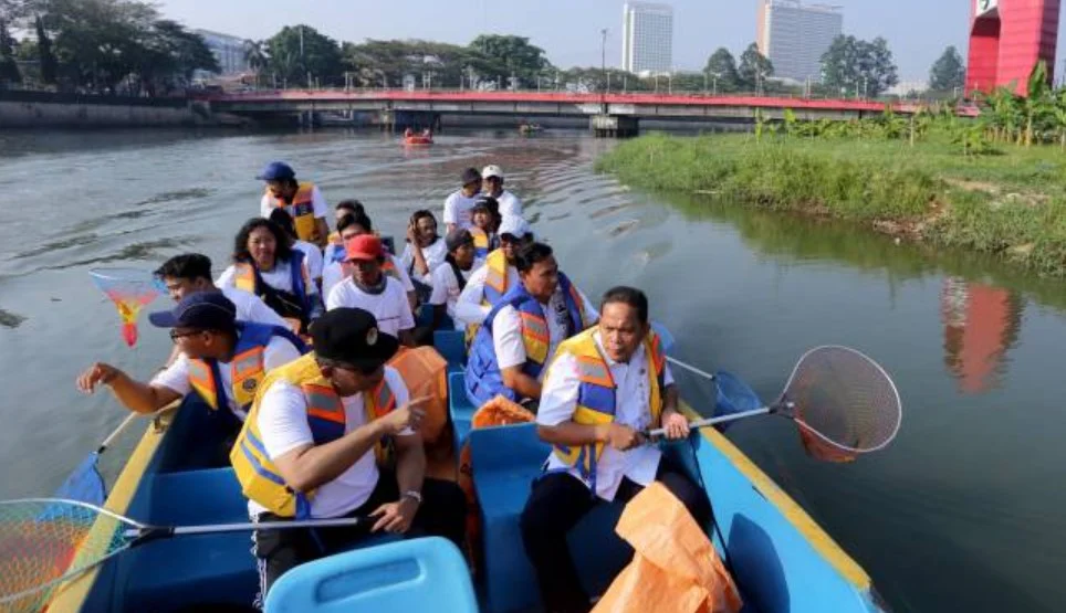 Hari Lingkungan Hidup Sedunia: Bersih-bersih Sungai Cisadane di Tangerang