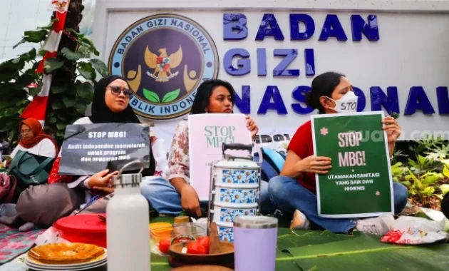 Ikut Aksi di Depan Kantor BGN, Celios: Ganti Pimpinan Cuma Ganti Pemain!