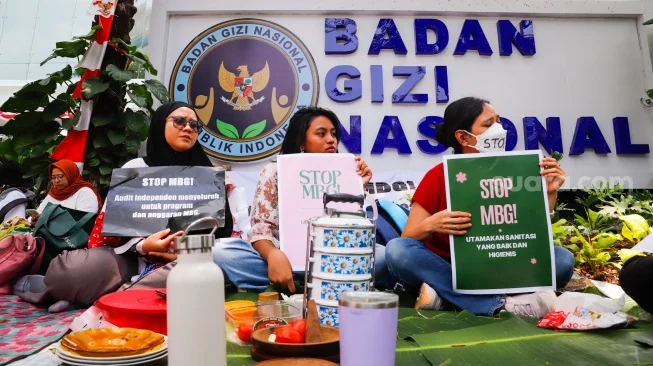 Ikut Aksi di Depan Kantor BGN, Celios: Ganti Pimpinan Cuma Ganti Pemain!